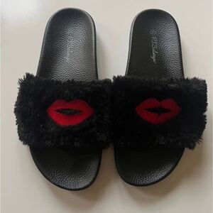 PJ Salvage Black lip slides